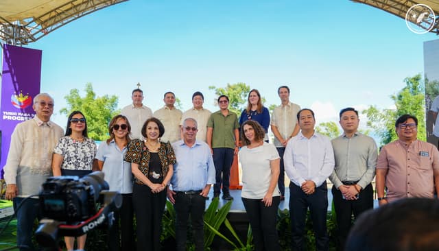 Group photo with the president of the Philippines and the workers and managers of Watermatic Philippines.