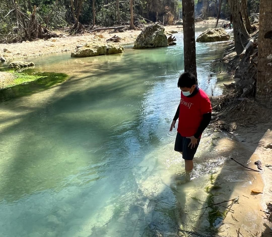 WMP Workers holding shovels.